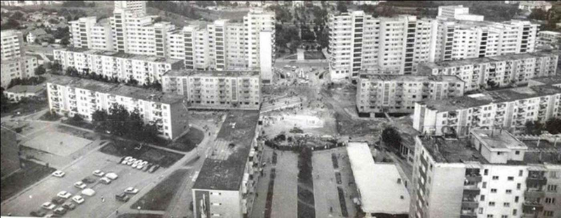 Illustration for article titled Cómo un pueblo de Rumania logró mover un edificio de 7 mil toneladas a la acera de enfrente en 5 horas